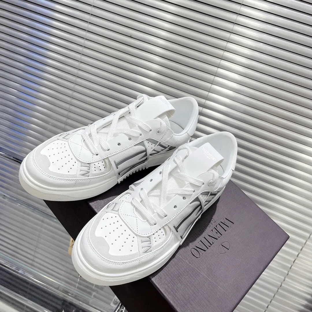 👟👟Ex-factory price 600👟👟 Valentino ONE STUD calfskin lace-up sneakers. Soft suede low-top sneakers, classic and versatile, couple's sneakers, special goods, worth buying! A pair of simple shoes with unique details will save you from the difficulty of dressing. OneStud sneakers, with quilted plaid and oversized rivets, create an eye-catching punk style and get rid of the heavy feeling of this season's clothing. Upraise calfskin derby shoes, with exquisite leather construction and simple silhouette, and smooth lines set the tone of coolness, are a versatile item in the wardrobe. There are more Valentino boutique shoes waiting for you to unlock! It’s time to get the shoes you’ve been coveting for a long time! Officially on sale 7,+++ - Seven straps, decorated with metallic rubber effect. Decoration on the back and tongue. Size 35-44.